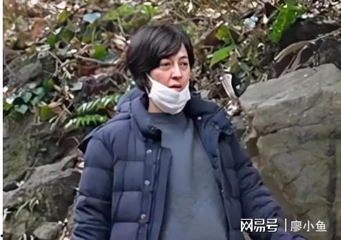 两男的一起吃娱乐圈的瓜,两男共品娱乐风云录